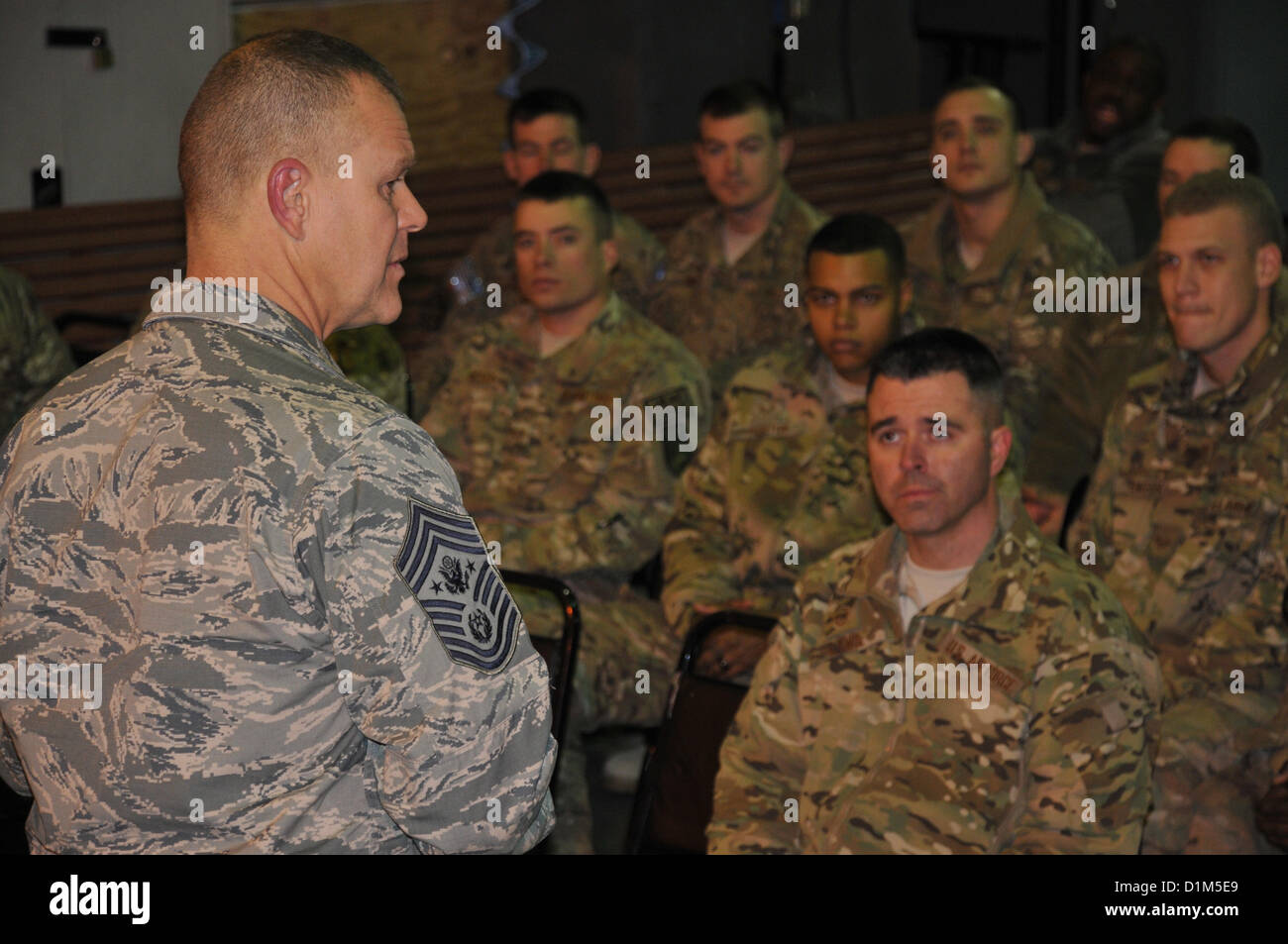 Chief Master Sergeant der Air Force James A. Roy schüttelt Hände mit einem Flieger, NATO Training Mission-Afghanistan am Camp Eggers, Kabul, während ein Flieger Anruf am Camp Dez. 28 zugewiesen. (Kredit-Bild: © Luftwaffe Armee Marine News / Alamy) Stockfoto