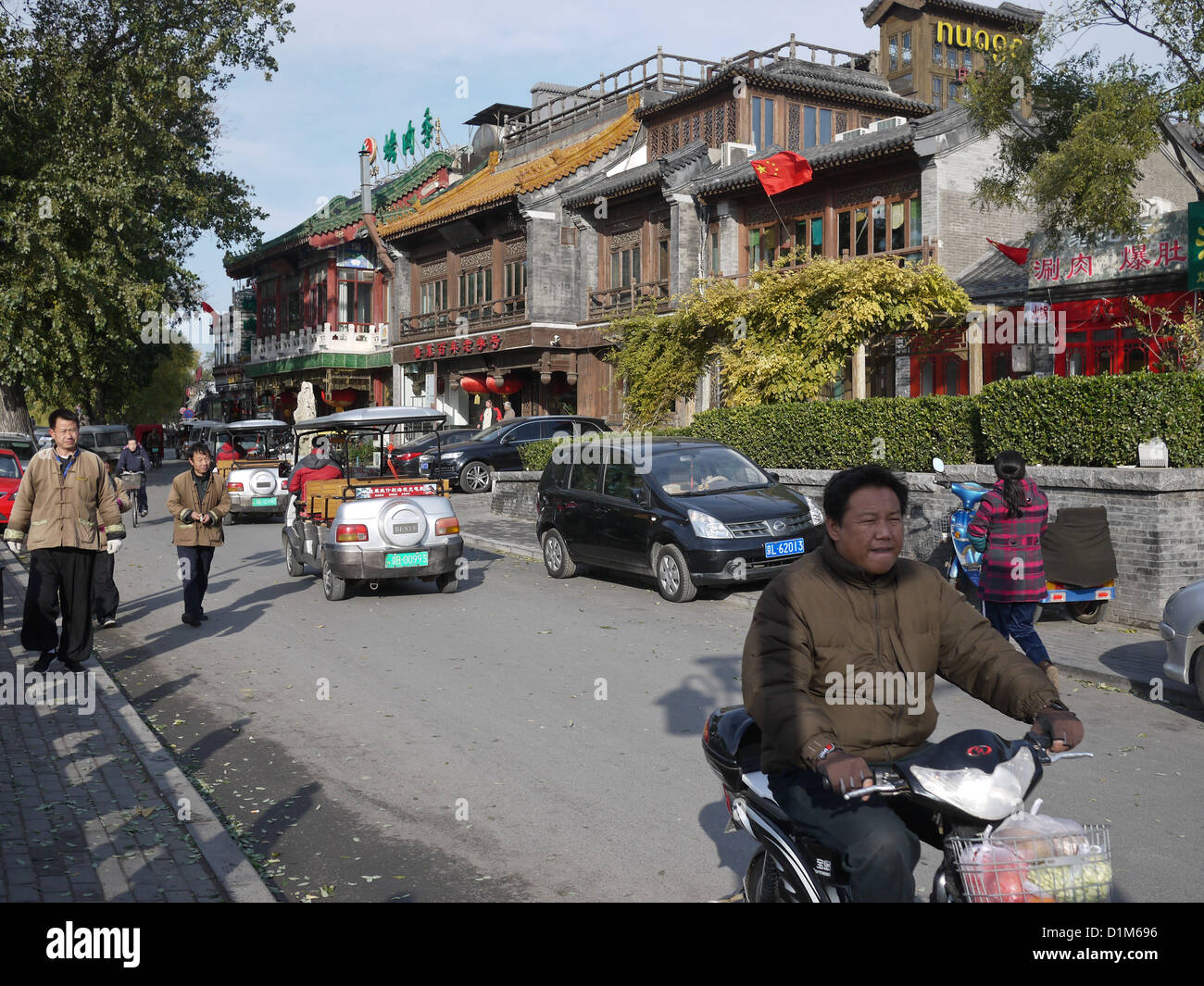 Beijint Hutong vielbeschäftigte Straße Verkehr Stockfoto