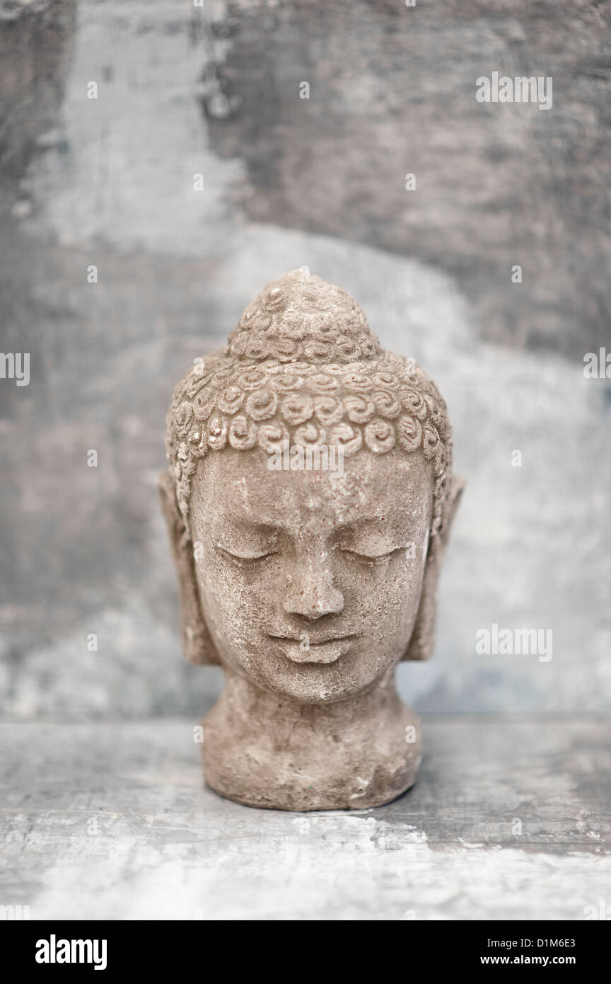 Stein Buddha Kopf Skulptur im Studio fotografiert. Stockfoto