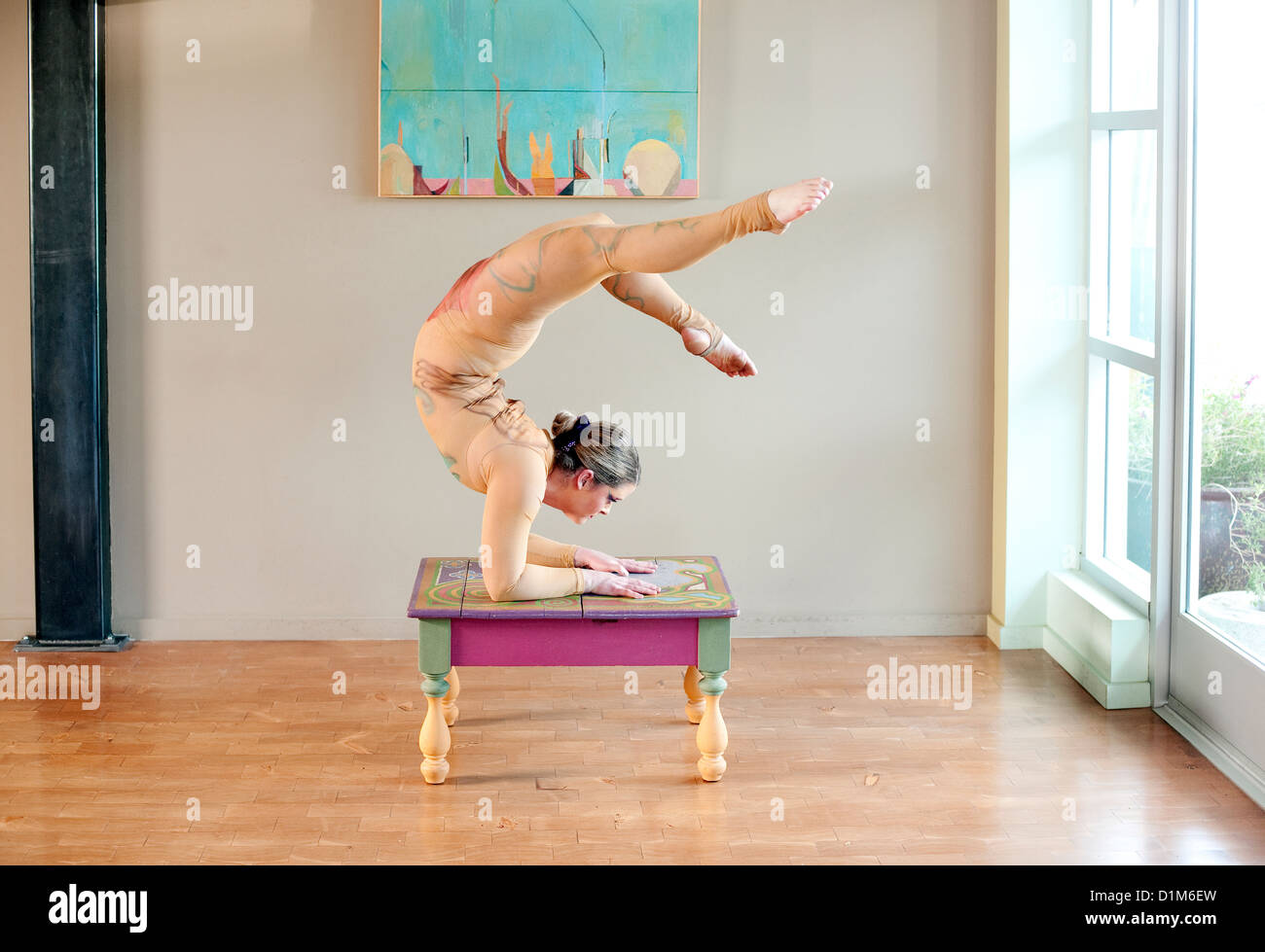 Kreative Acrobat Auswuchten in einen schönen Rücken beugen der Ellenbogen Stand. Stockfoto