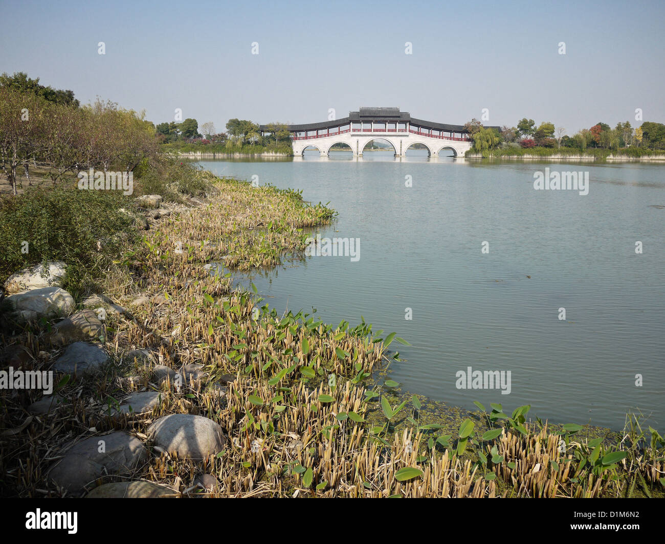 Brücke Bogen Fluss Teich Wasser china Stockfoto