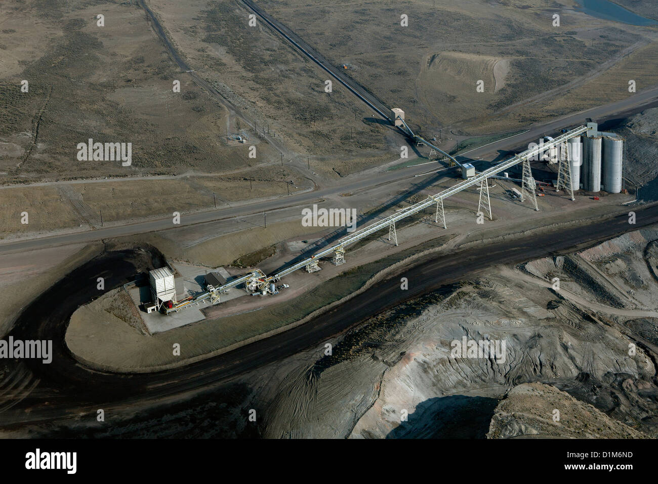 Luftaufnahme Kohle Förderband Montage von Westmoreland Coal Company Kemmerer Mine zum Kraftwerk Naughton, Kemmerer, Wyoming Stockfoto