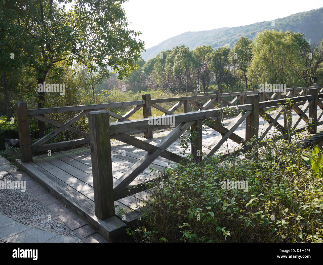 Holzbrücke Park Teich grün china Stockfoto