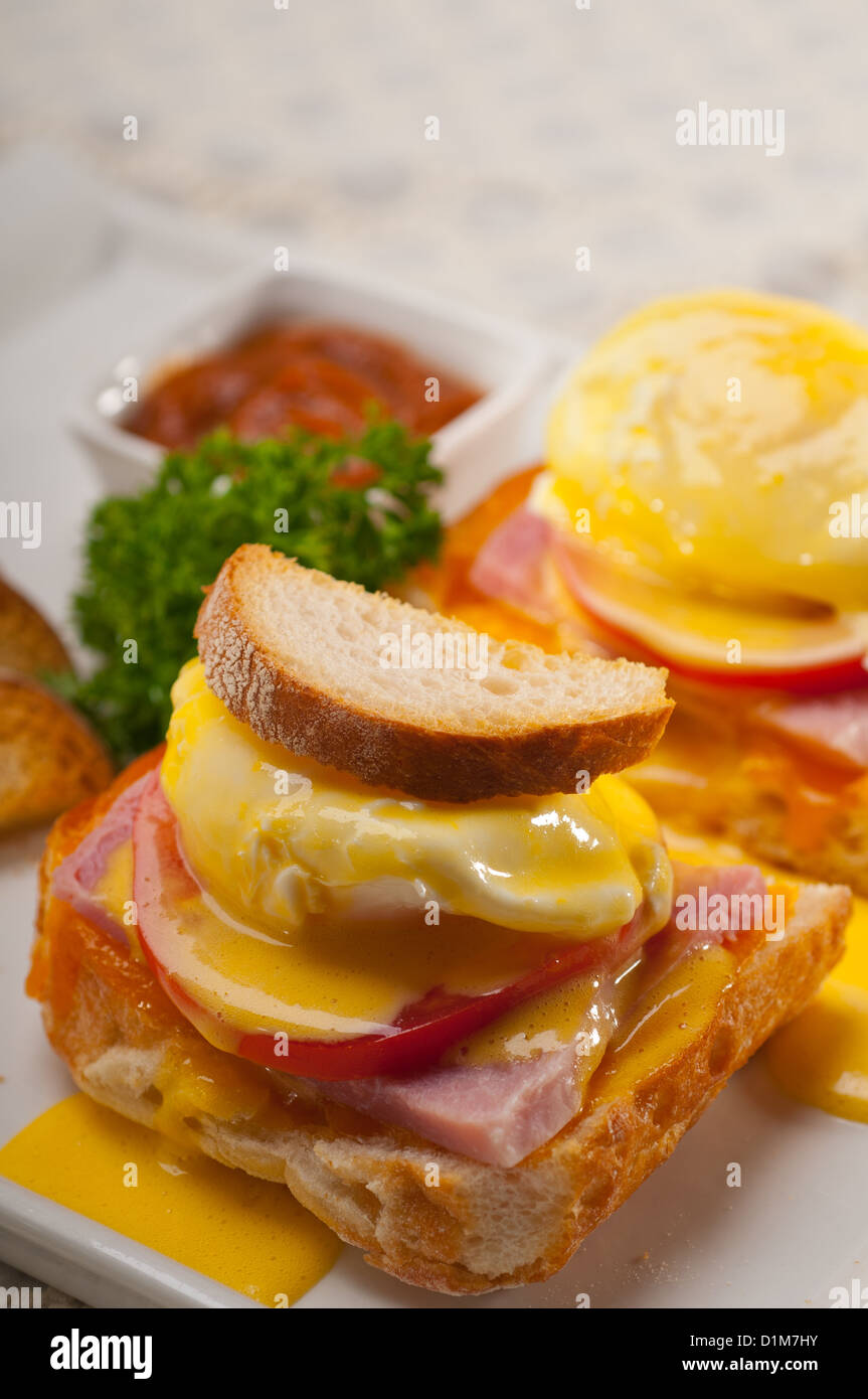 frischen Eiern Benedict auf Brot mit Tomate und Schinken Stockfoto