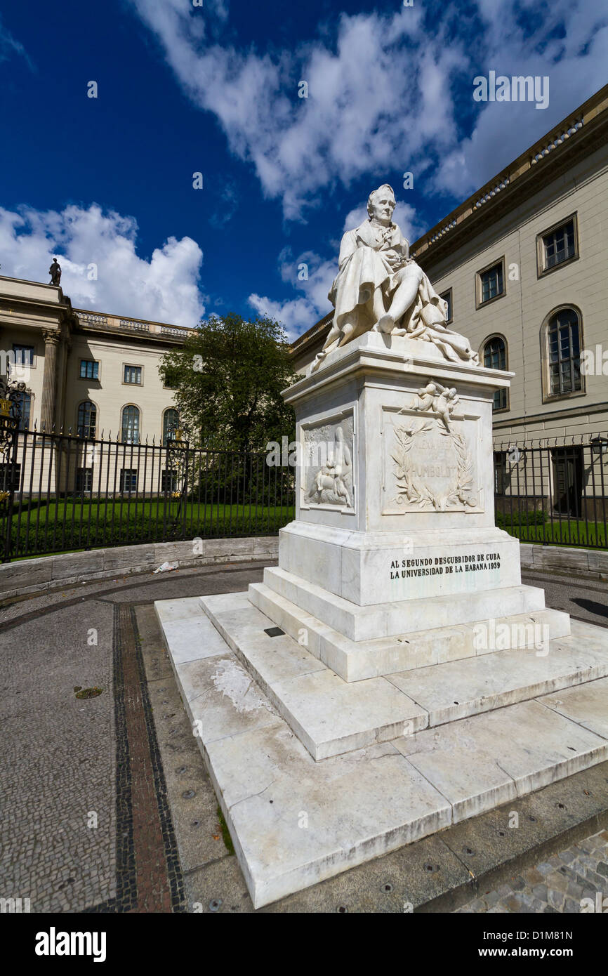 Statue von Wilhelm von Humboldt vor der Humboldt-Universität auf der Boulevard Unter Den Linden in Berlin, Deutschland Stockfoto