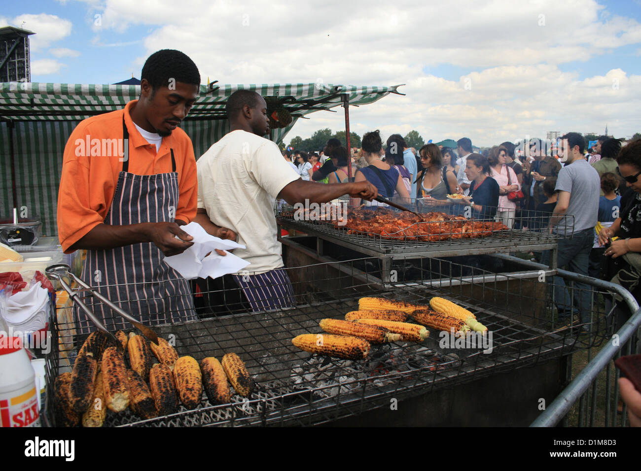 Open-Air-Buffet im Carnaval del Pueblo-Festival in London Stockfoto