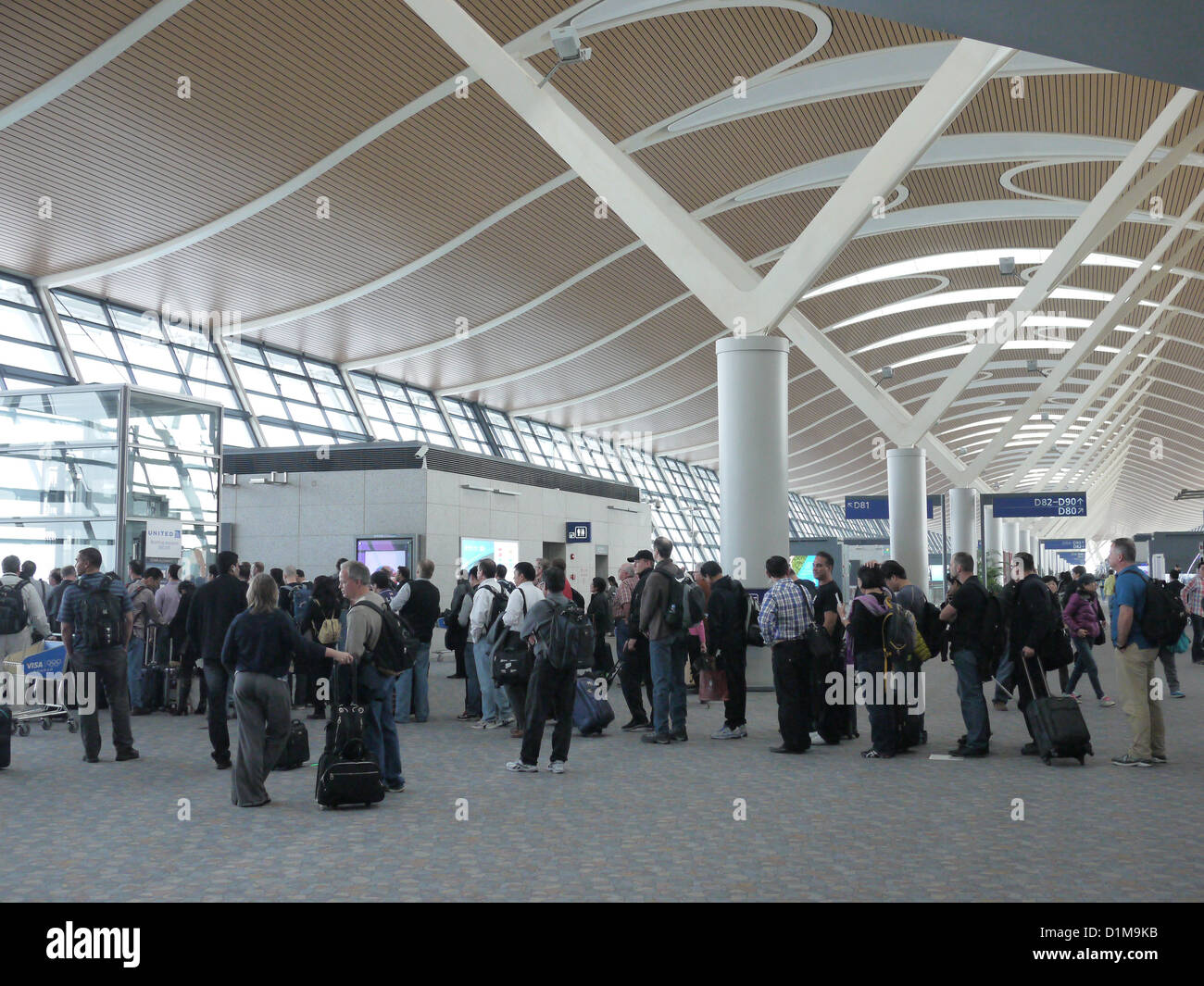 lange Reihen Sie sich Passagier wartet Internat Flughafen Stockfoto