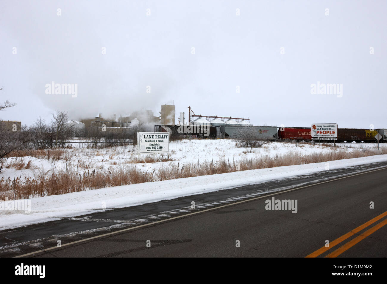 Getreideverarbeitung Pflanze mit Wagen aus dem Trans-Canada-Highway außerhalb Yorkton Saskatchewan Kanada Stockfoto