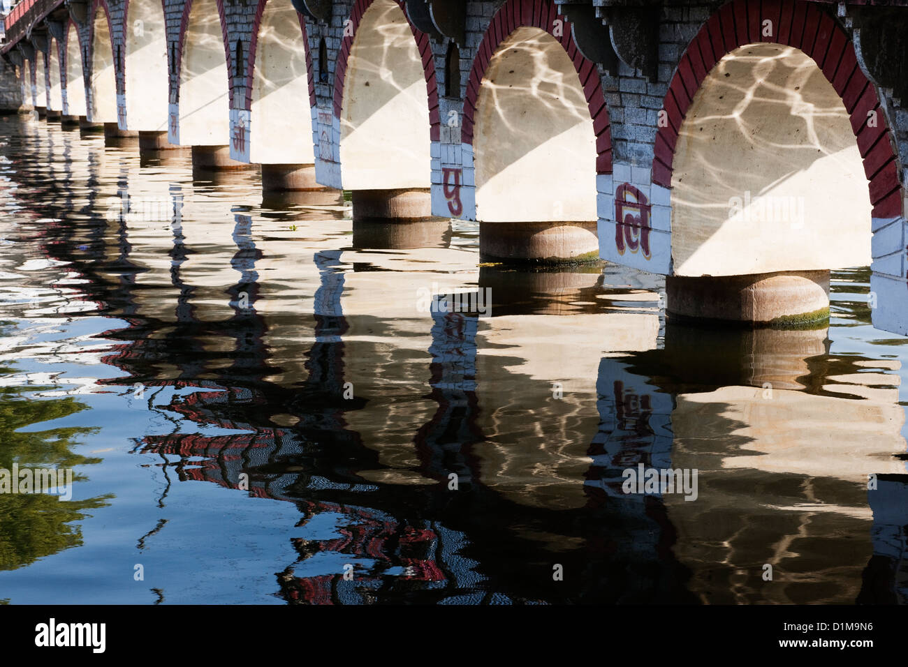 Reflexionen im Pichola-See von einer Fußgängerbrücke in Udaipur, die manchmal "das Venedig Indiens" genannt wird Stockfoto