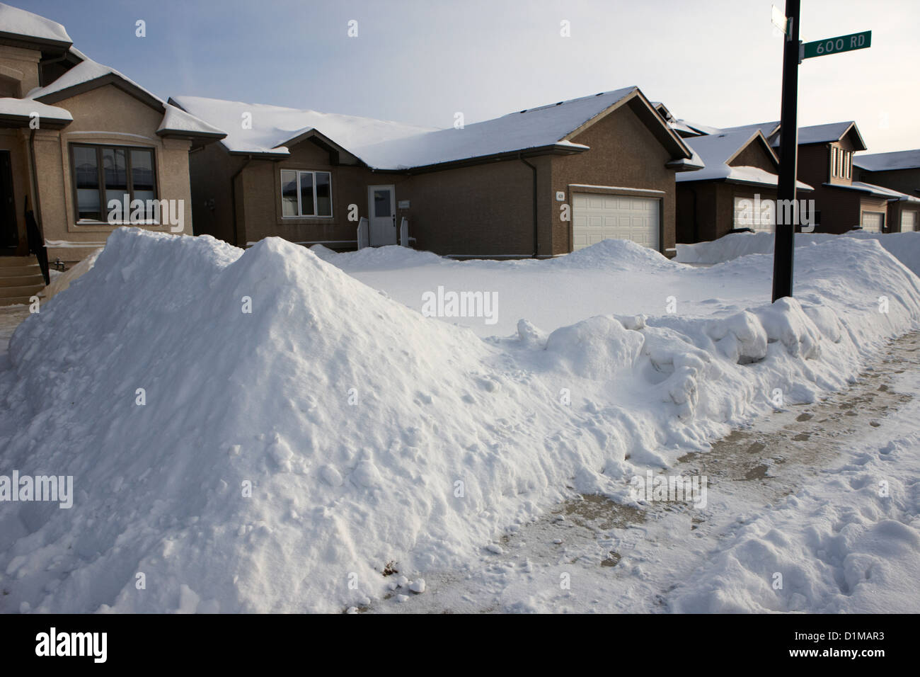 Haufen von geräumten Schnee draußen gehobenen Wohnstraße im Winter Saskatoon Saskatchewan Kanada Stockfoto