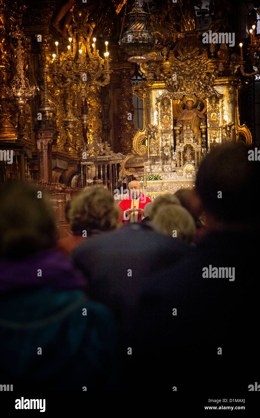 Pilger Masse, Santiago Kathedrale St. James-Statue im Hintergrund mit Blick auf die Zeremonie der Endphase der Wallfahrt Stockfoto