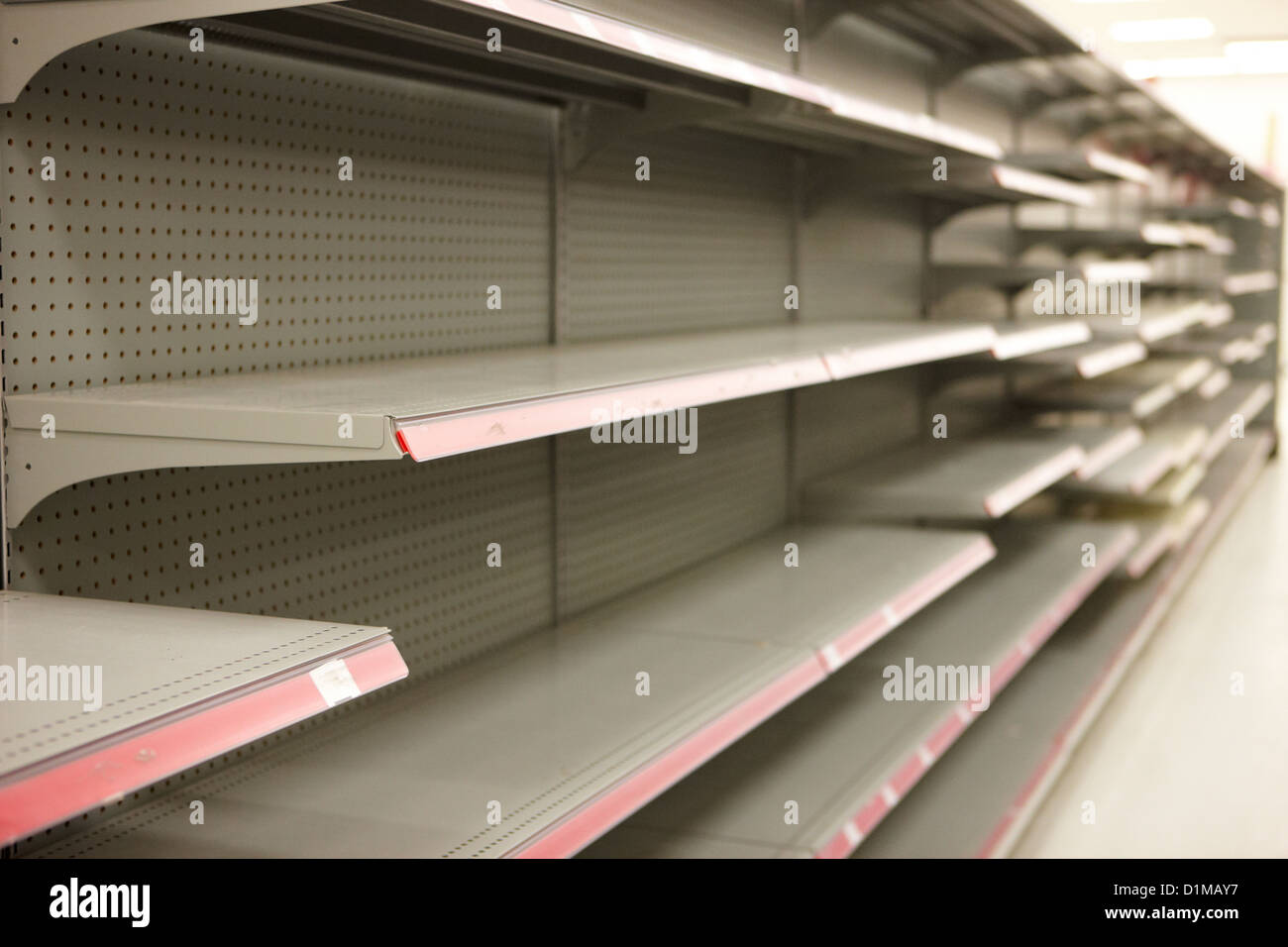 Leere Regale in einem Geschäft in Saskatoon Saskatchewan Kanada Stockfoto