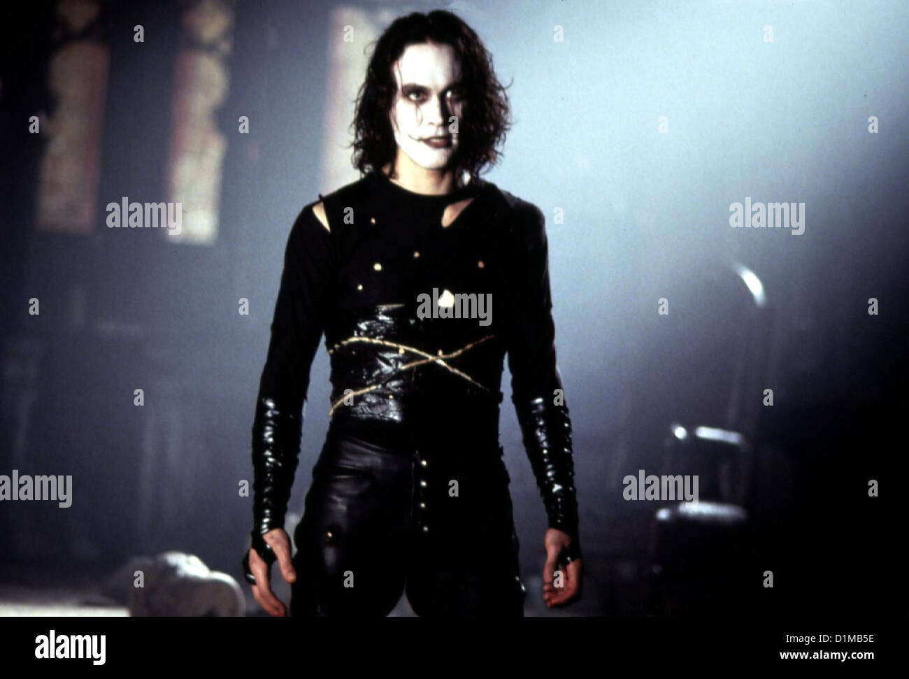 Sterben Sie Kraehe Crow, Brandon Lee Genau Ein Jahr Spaeter Fuehrt Eine Kraehe Erics (Brandon Lee) Seele Wieder Zurueck in seinen Stockfoto