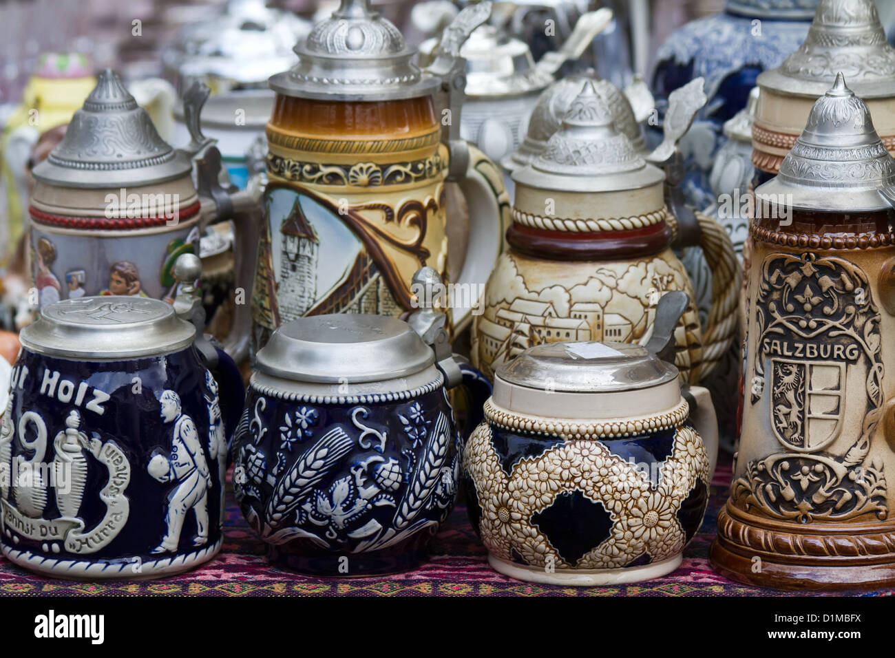 Alte Bierkrüge auf einem Flohmarkt in Berlin, Deutschland Stockfoto
