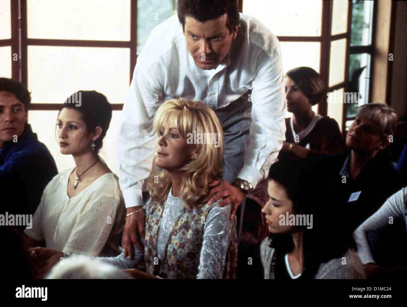 Willenlos: Eine Frau Unter Hypnose Kult Rettung Joan van Ark, Daniel Hugh Doch Nora (Joan van Ark, m) Bemerkt Nicht, Dass Dr. Stockfoto