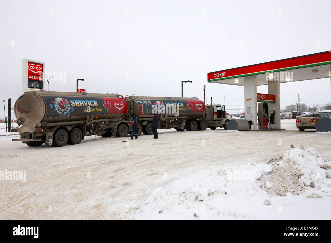 Co-op-doppelte Tanker Kraftstoffzufuhr zu Tankstelle in ländlichen Kamsack Saskatchewan Kanada Stockfoto
