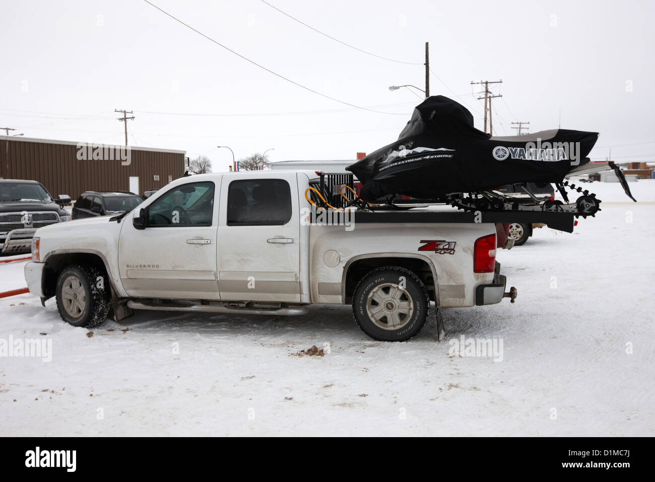 Motorschlitten auf der Rückseite des einen Pickup-Truck auf einem Parkplatz Kamsack Saskatchewan Kanada Stockfoto
