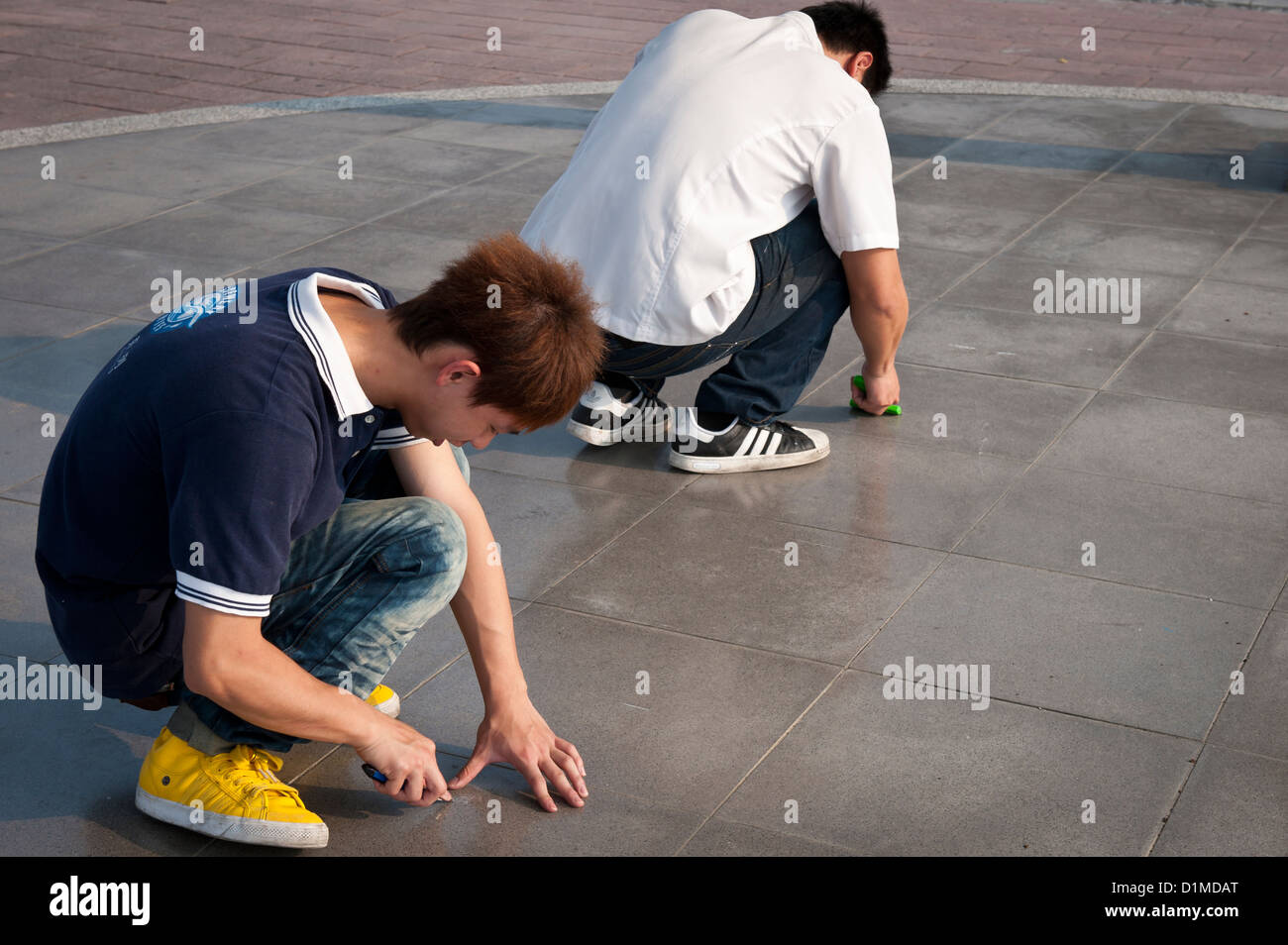 Reinigung den Fußweg, Danshui, Taiwan Stockfoto