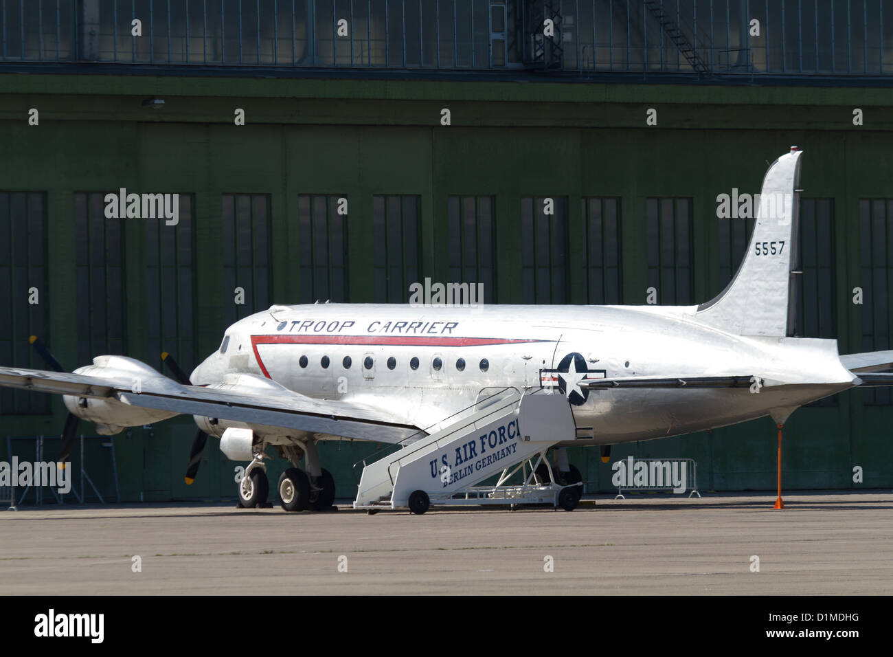 Historische Truppentransporter von der US Air Force auf dem ehemaligen Flughafen Tempelhof in Berlin, Deutschland Stockfoto