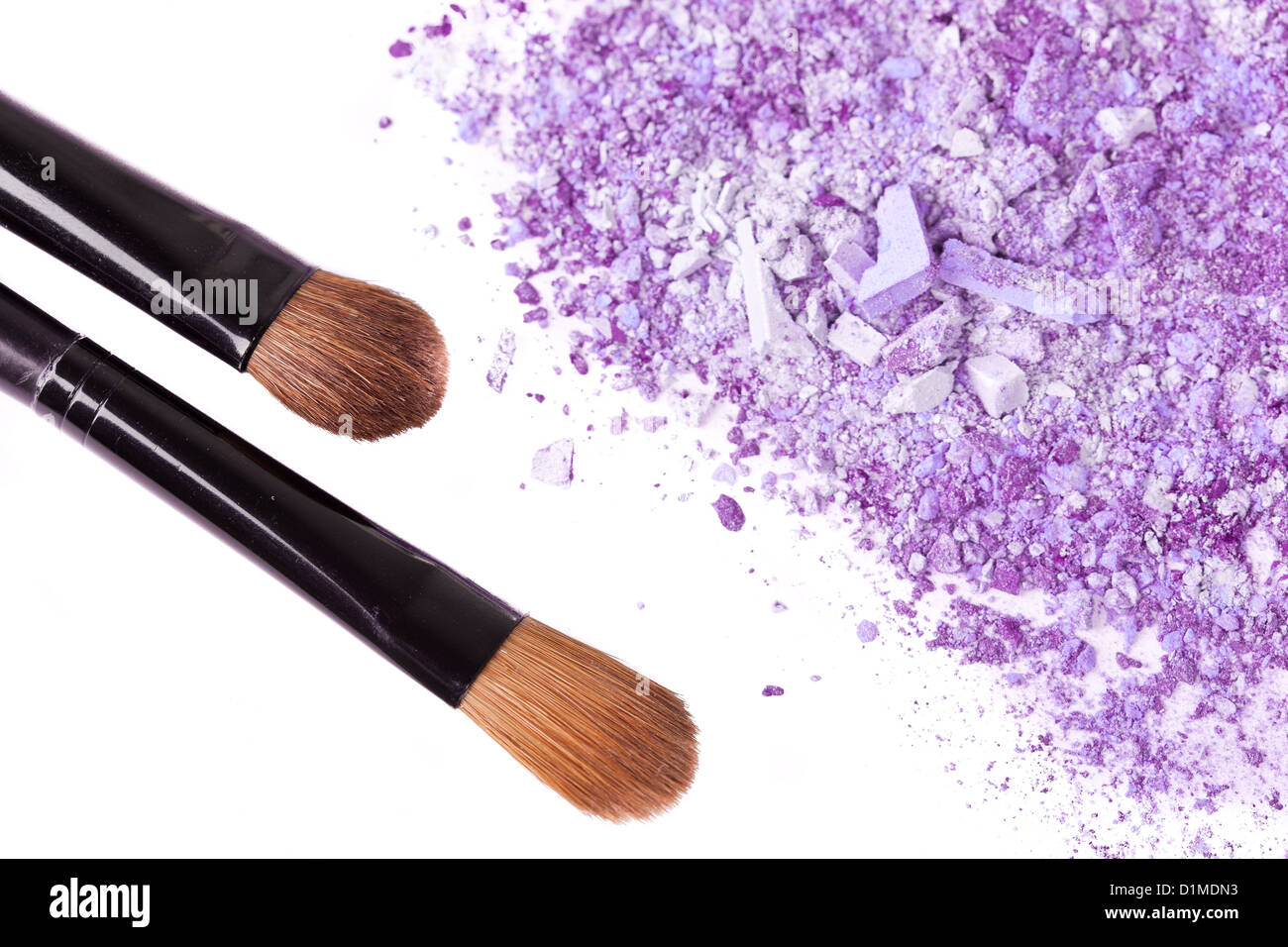 Zerkleinerte Lidschatten mit professionellen Make-up Pinsel Stockfoto