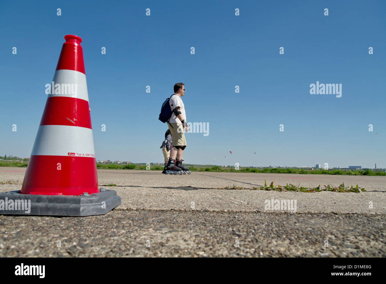 Verkehr Kegel auf dem Rollfeld des ehemaligen Flughafen Tempelhof in Berlin Stockfoto