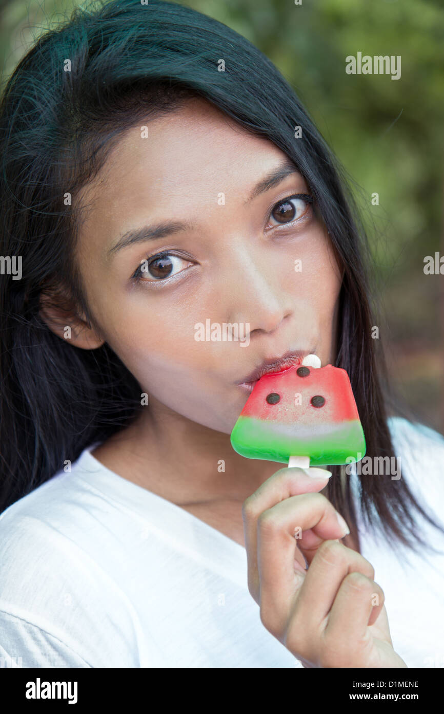 Mädchen essen Eis am Stiel Stockfoto