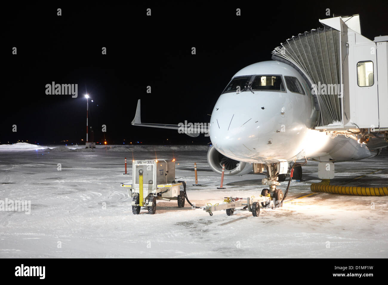 Air Canada Embraer e-Jets auf Stand auf dem gefrorenen Schnee bedeckten Saskatoon Flughafen Saskatchewan Kanada Stockfoto
