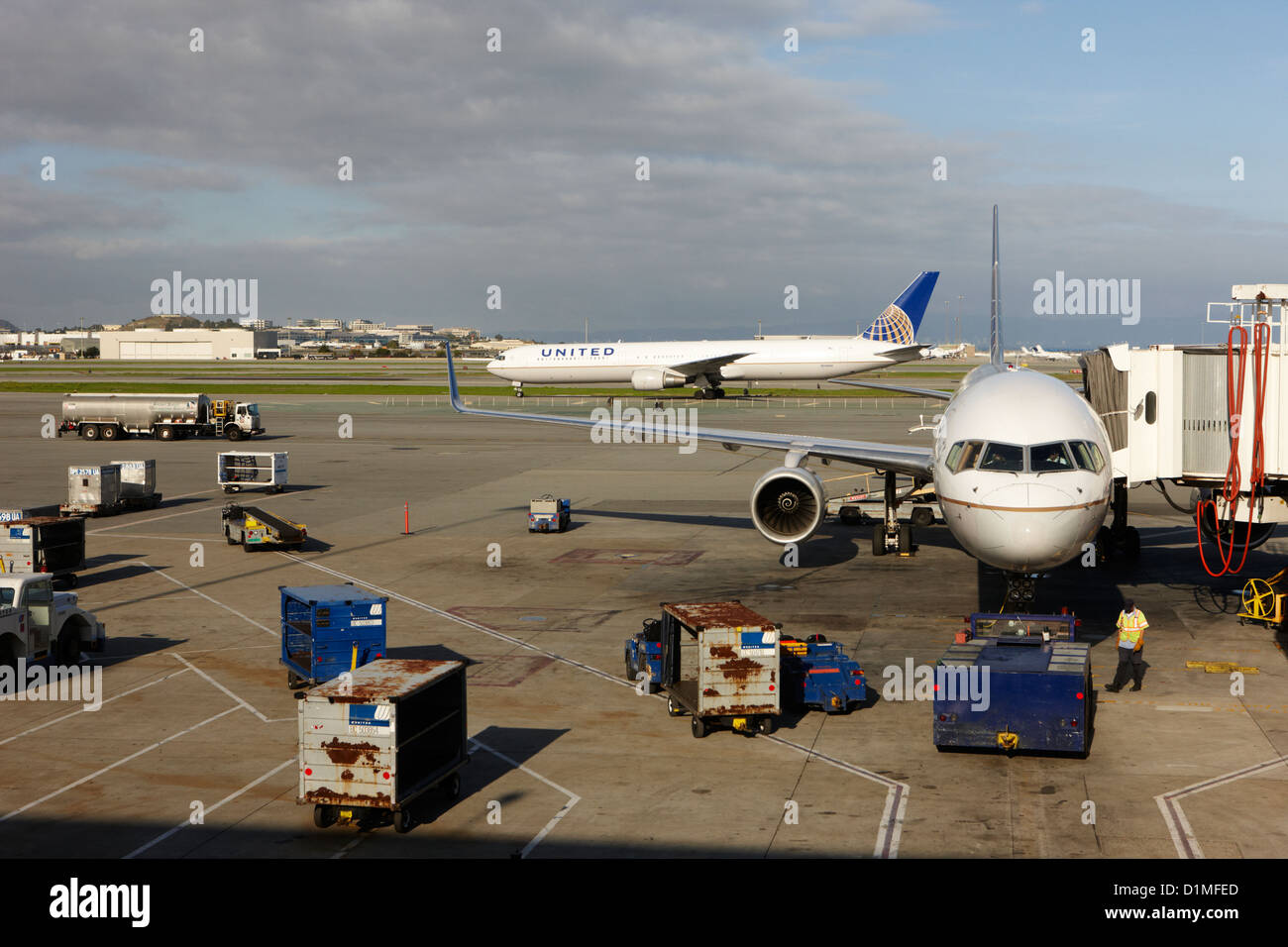 United Airlines Flugzeug am Stand an der San Francisco International Airport Kalifornien USA Stockfoto