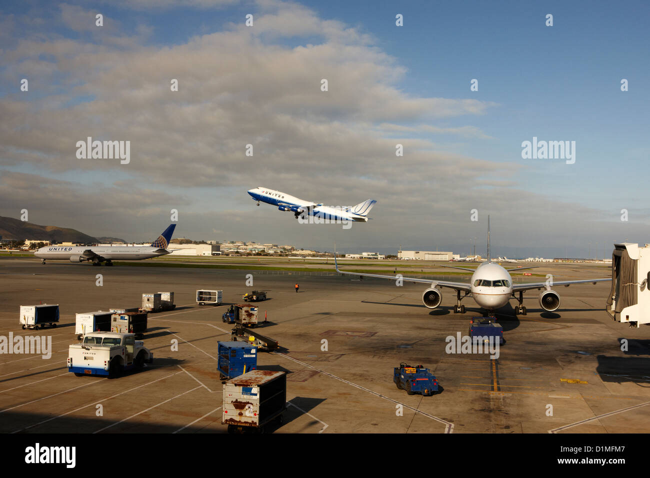 United Airlines Flugzeug ab, Rollen und am Stand an der San Francisco International Airport Kalifornien USA Stockfoto