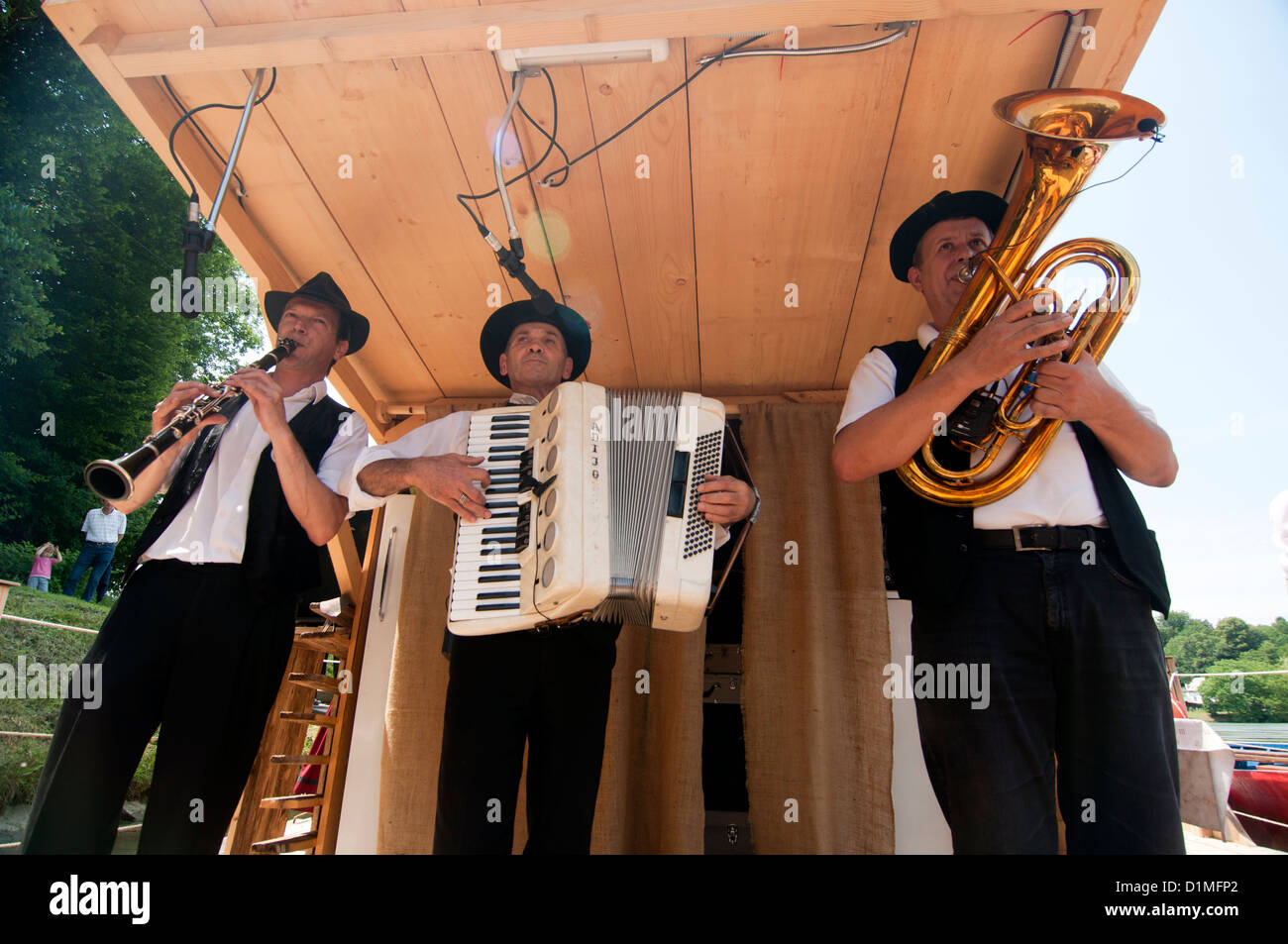 Trio auf einem Holz Floß durchführen Stockfoto