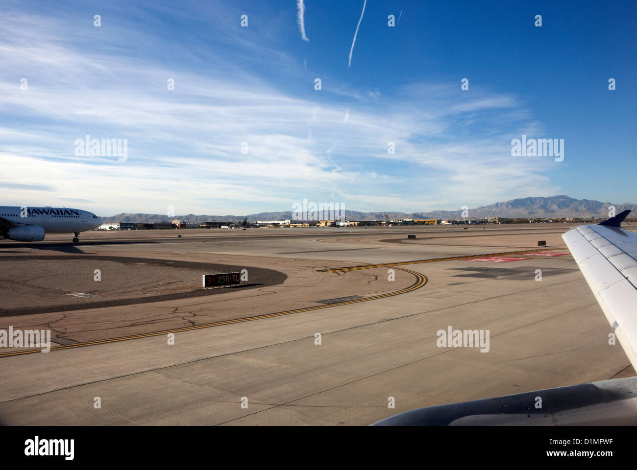 Flugzeuge am Start-und Landebahn und Rollbahn wartet am McCarran International Airport Las Vegas Nevada USA ausziehen Stockfoto