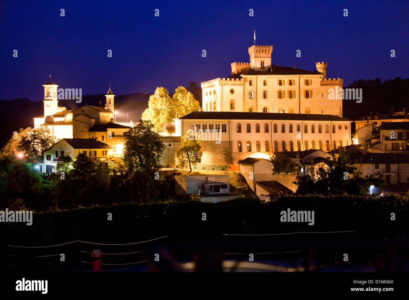 Beleuchtetes Dorf Barolo Stockfoto