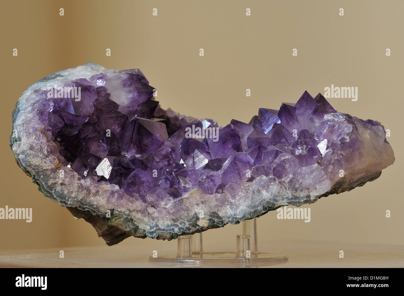Vico Equense. Italien. Amethyst Quarz aus Brasilien auf dem Display an das Museo Mineralogico Campano. Stockfoto
