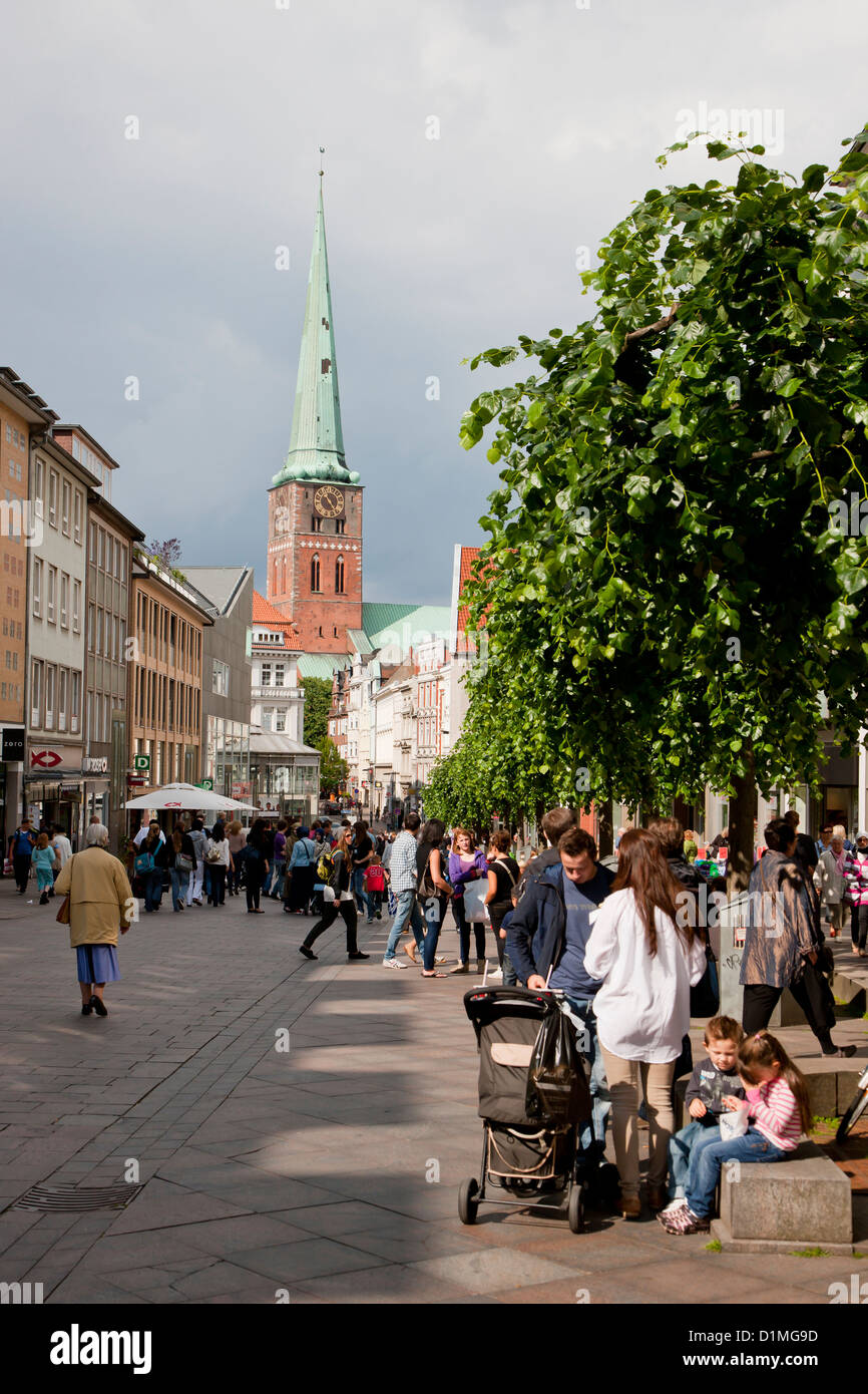 Blick von der Fußgängerzone in Lübeck-Deutschland Stockfoto