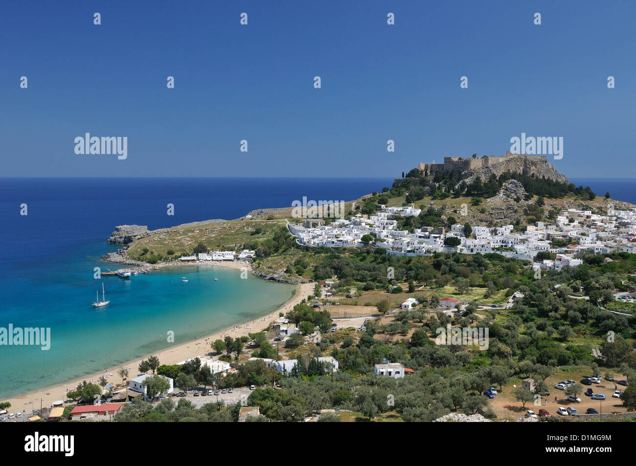 Lindos. Rhodos. Dodekanes-Inseln. Griechenland. Blick auf die Akropolis & Lindos Strand. Stockfoto