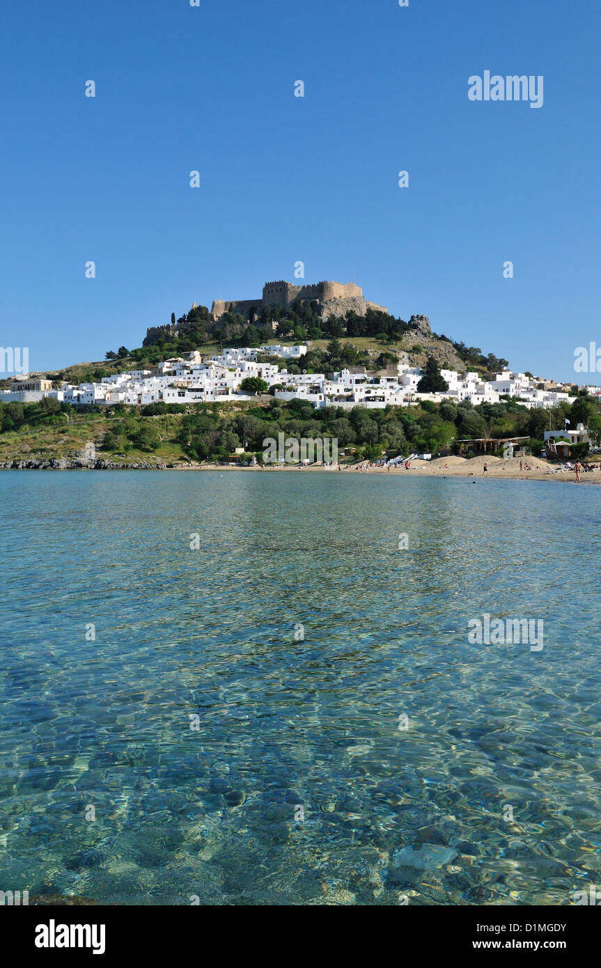 Lindos. Rhodos. Dodekanes-Inseln. Griechenland. Blick auf die Akropolis & Lindos Strand. Stockfoto
