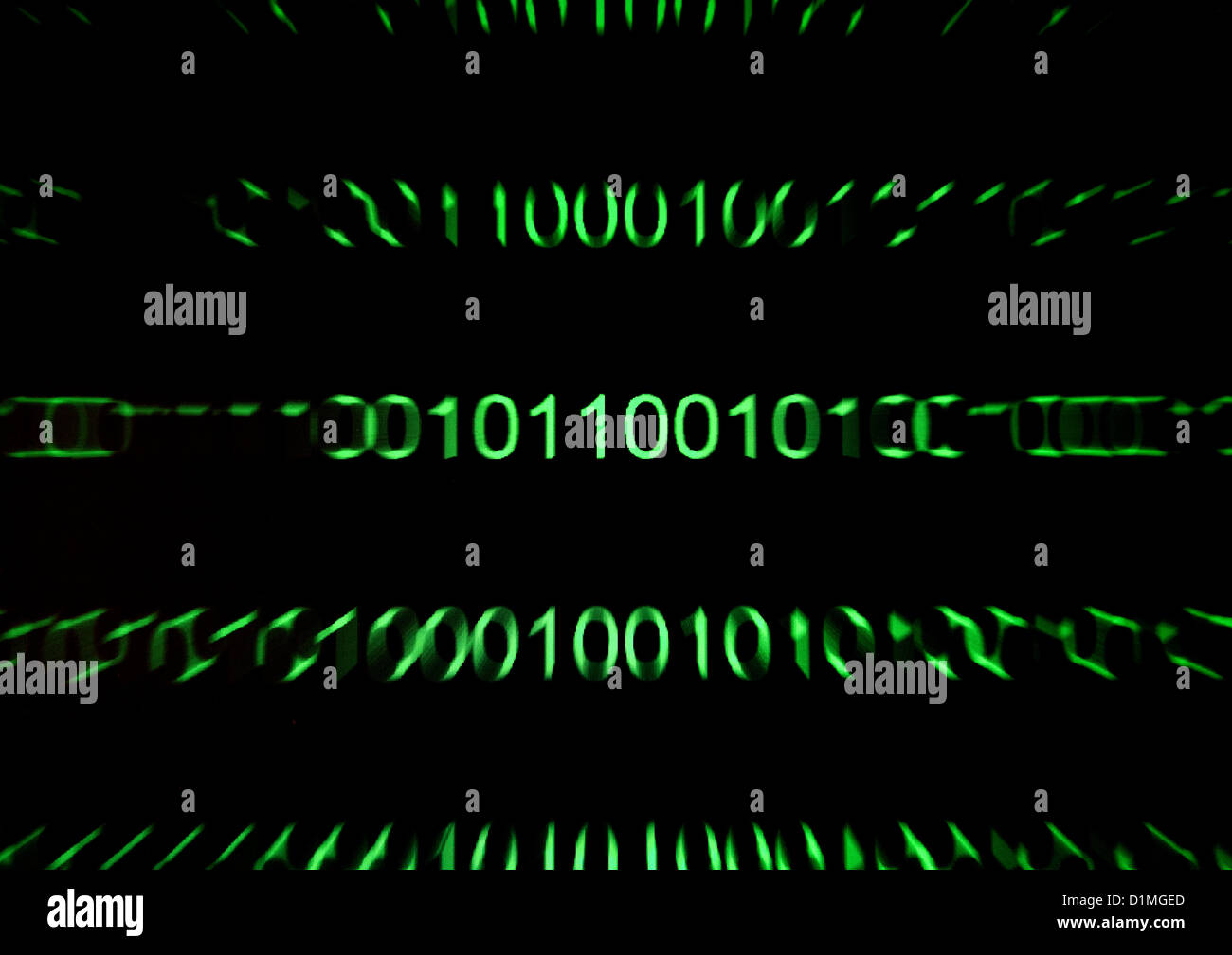 Darstellung der binäre Code-Nummern am Computerbildschirm, London Stockfoto