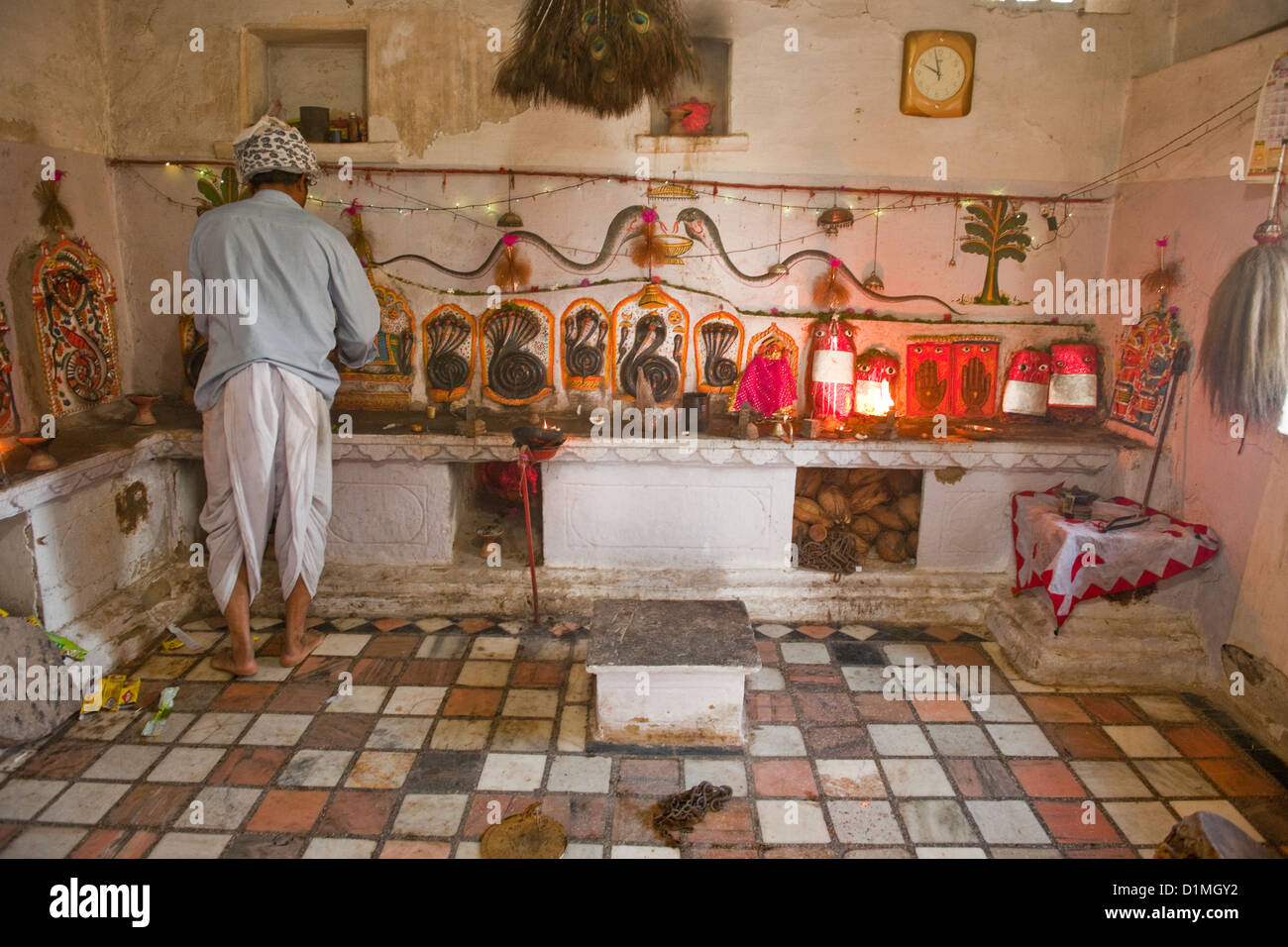 Ein Hindi Mann in einer Familie Tempel in der Nähe von Udaipuir, Rajasthan, Indien Stockfoto Ein Hindi Mann in einer Familie Tempel in der Nähe von Udaipuir, Rajasthan, Indien Stockfoto