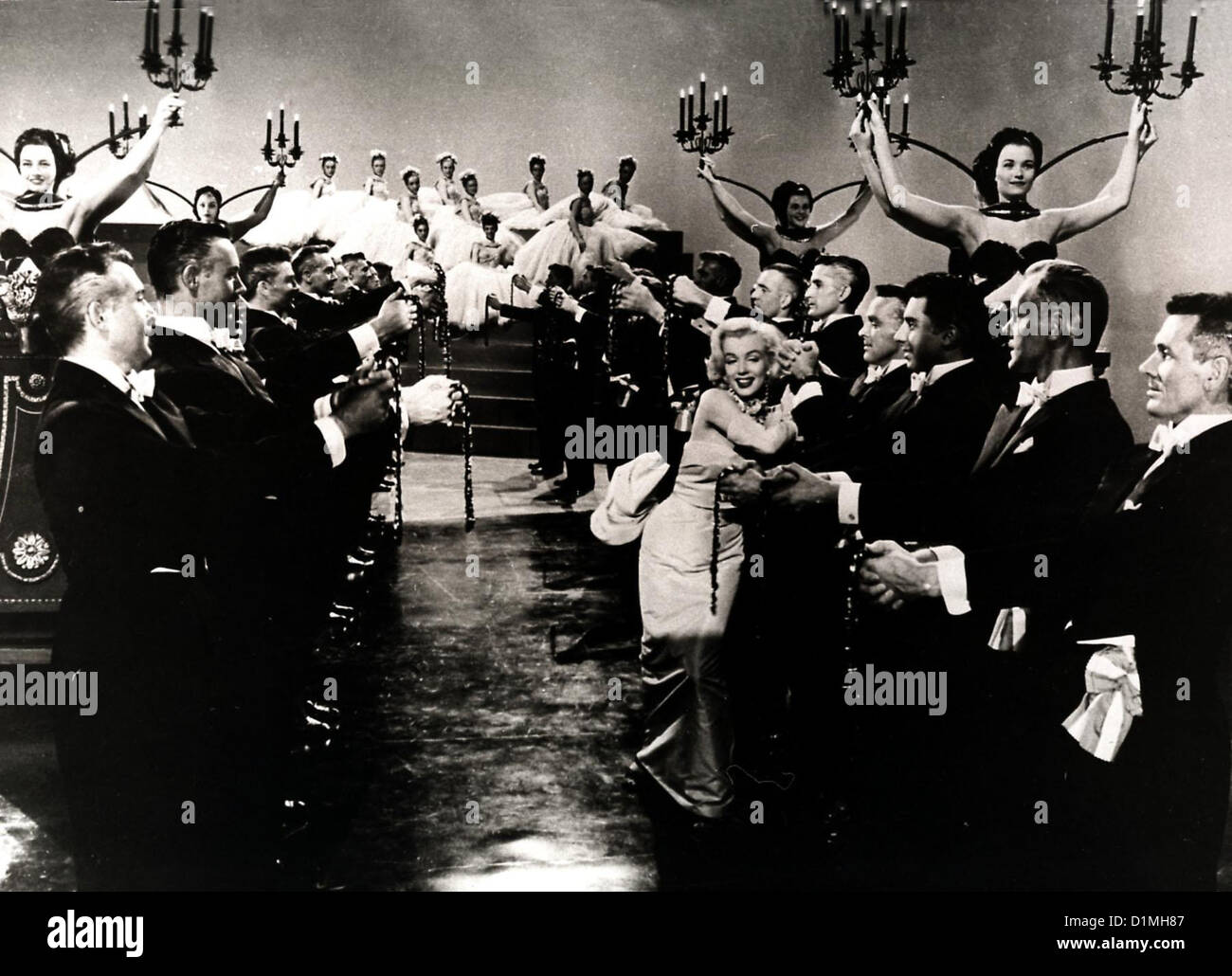 Blondinen Bevorzugt Herren bevorzugen Blondinen Marilyn Monroe Lorelei (Marilyn Monroe) Umschwaermt von Maennern mit Stockfoto