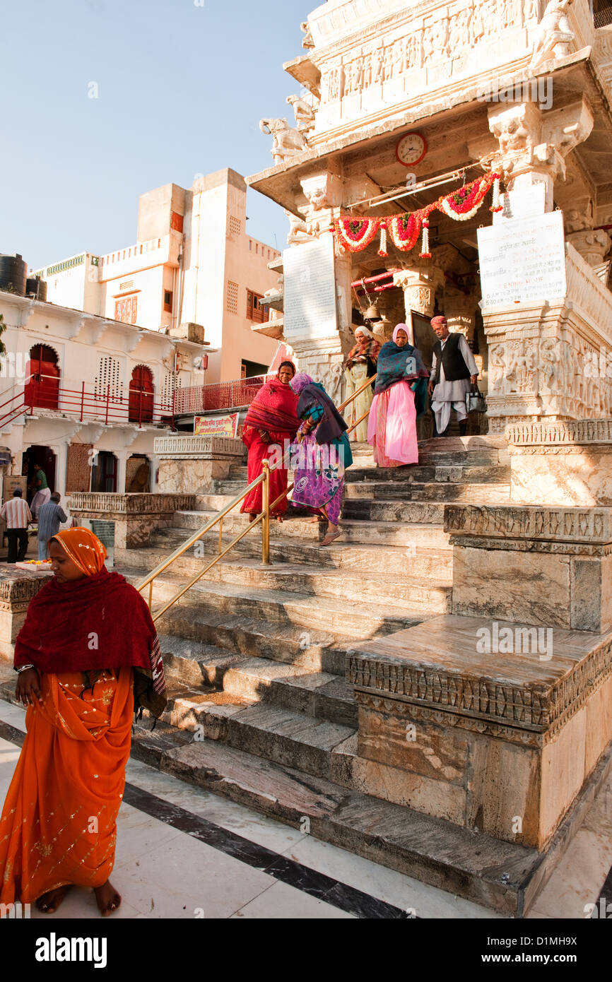 Jagdish Tempel ein Hindu-Tempel in der Mitte der Stadt von Udaipur mit Gläubigen außerhalb Stockfoto Jagdish Tempel ein Hindu-Tempel in der Mitte der Stadt von Udaipur mit Gläubigen außerhalb Stockfoto