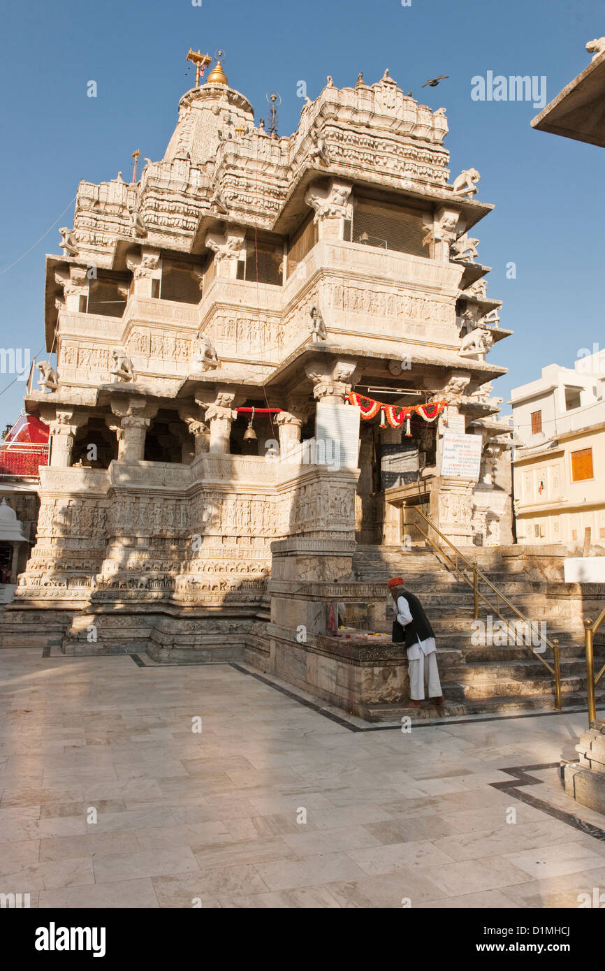 Jagdish Tempel einen Hindu-Tempel im Zentrum der Stadt von Udaipur mit ein Anbeter außerhalb Rajasthan Indien Stockfoto Jagdish Tempel einen Hindu-Tempel im Zentrum der Stadt von Udaipur mit ein Anbeter außerhalb Rajasthan Indien Stockfoto