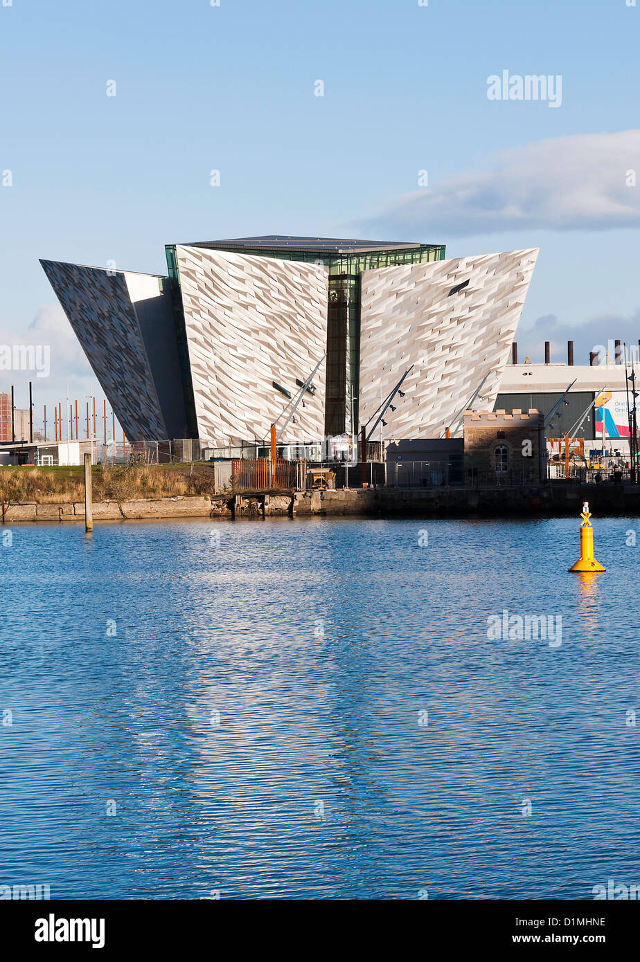 Das schöne äußere des Titanic Museum in Titanic Viertel in der Nähe von Harland und Wolff Werft Belfast Nordirland UK Stockfoto