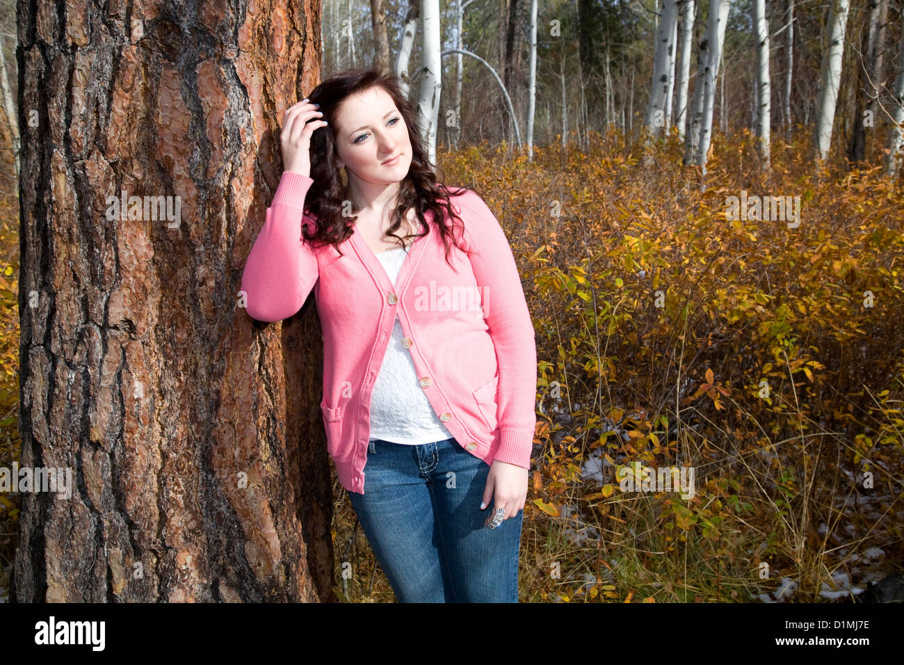 Ein junges Mädchen in einem aspen Wald im Herbst. Stockfoto