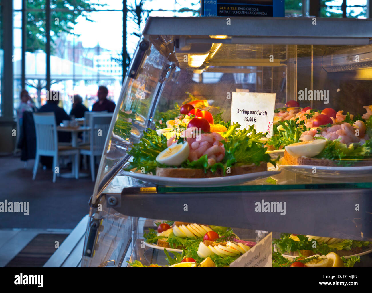 LEBENSMITTELCAFE PREIS EU teure Garnelen (Garnelen) Sandwich auf dem Display zum Verkauf in europäischen touristischen Zentrum Café für überhöhte Ticketpreis von 19 Euro Stockfoto