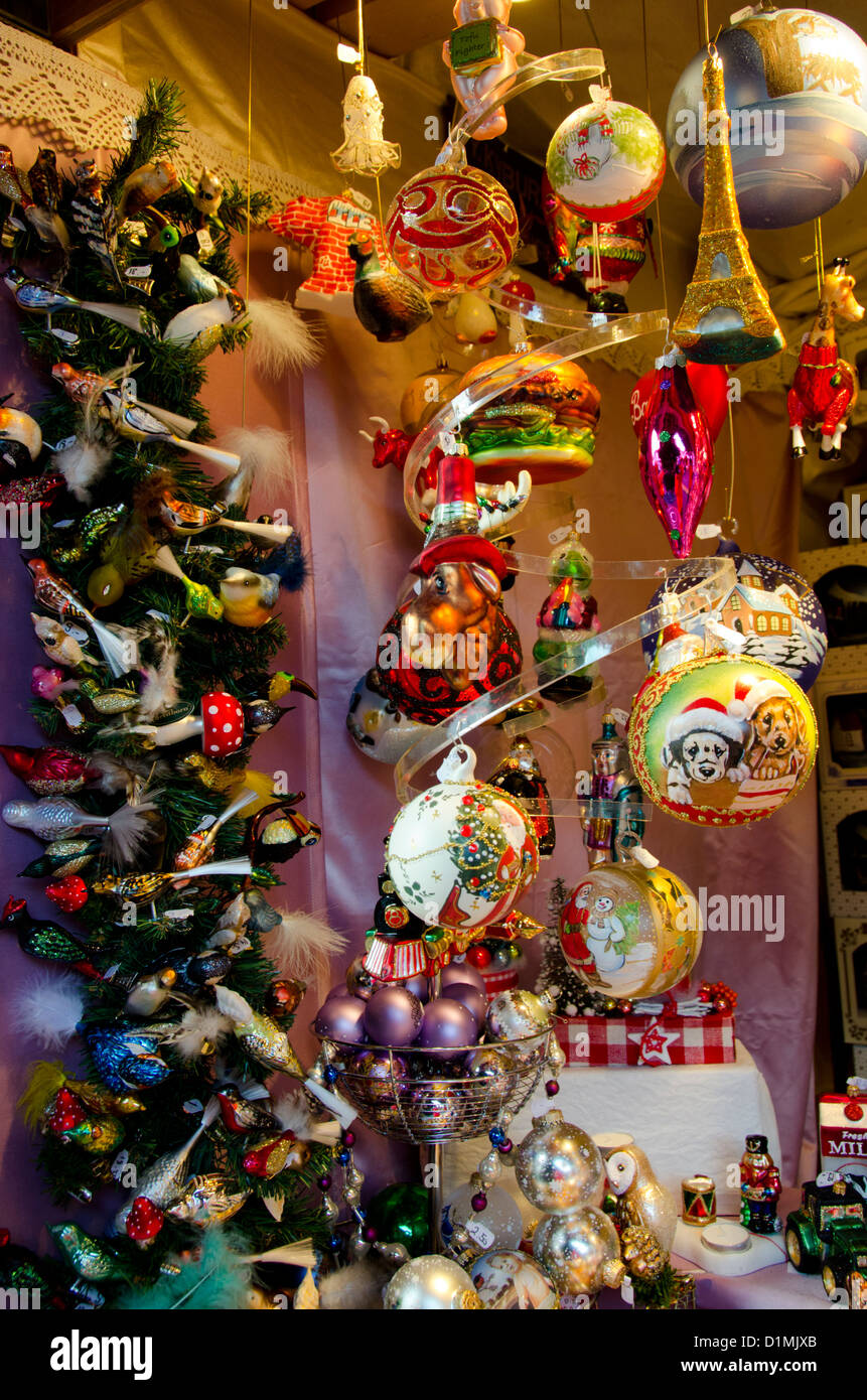 Schweiz, Basel. Basel Urlaub Wintermarkt (aka Basler Weihnacht) auf  Barfusserplatz. Typische Glas ornaments Weihnachten Stockfotografie - Alamy