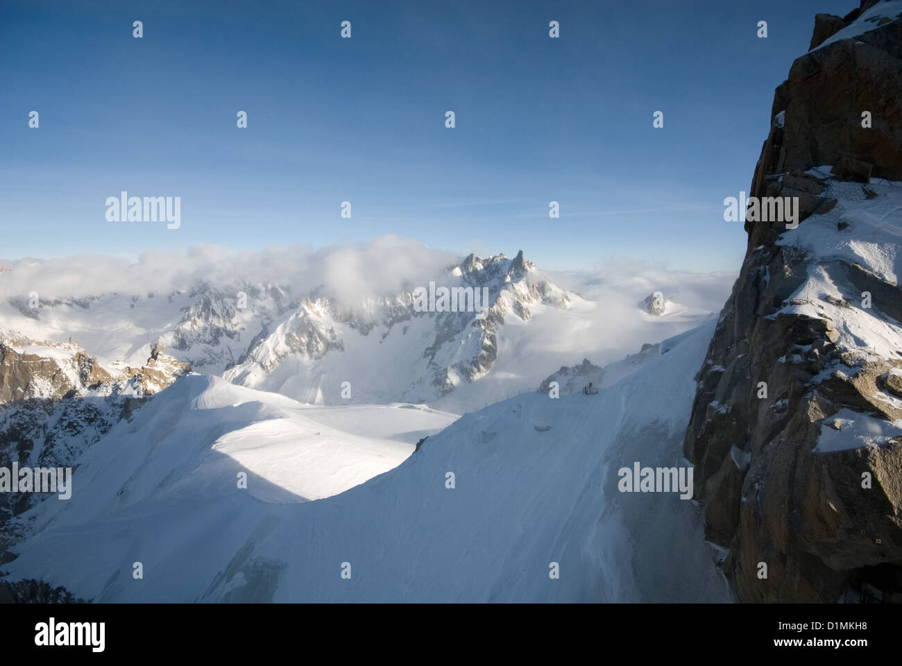Ein Blick auf die umliegenden Berge gefangen genommen von der Spitze der Aiguille du Midi, in der Nähe von Chamonix, Frankreich Stockfoto