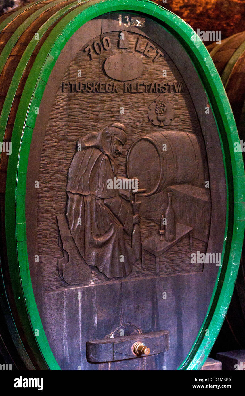 Holzschnitt auf einem riesigen Weinfass Stockfoto
