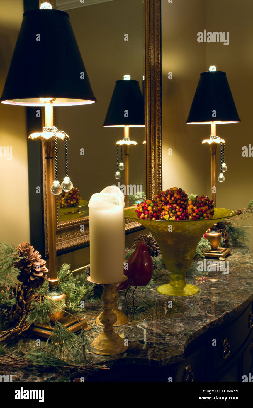 Tisch und Spiegel mit Lampen und Ornamente auf Arbeitsplatte Hause Dekoration Wand Stockfoto