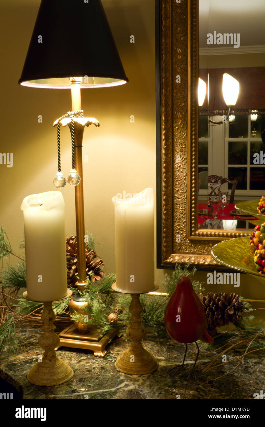 Tisch und Spiegel Wand Lampen Kerzen mit Ornamenten auf Arbeitsplatte Hause dekorieren Stockfoto
