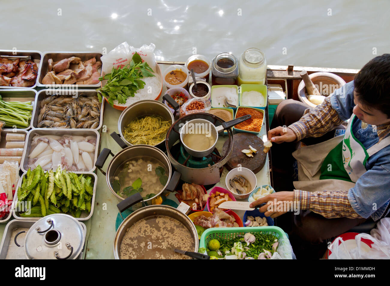 Verkauf von Thai-Küche aus einem Flusskreuzfahrtschiff auf dem schwimmenden Markt in Taling Chan in Bangkok, Thailand Stockfoto